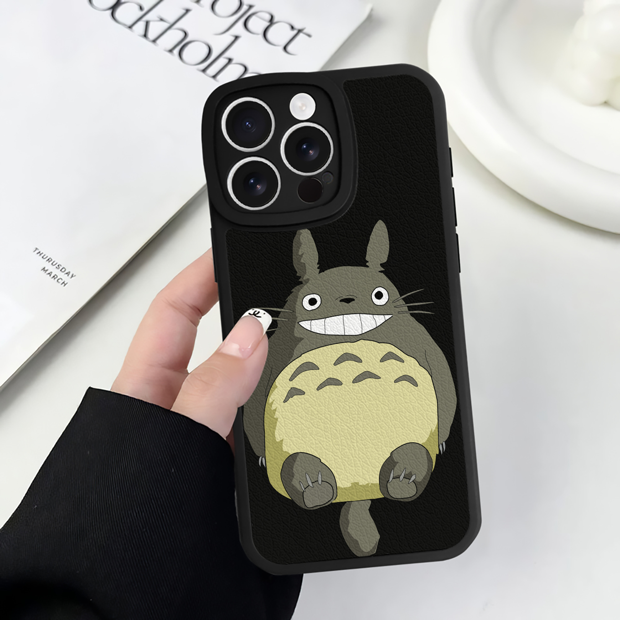 （画像用） となりのトトロ 草壁メイ 草壁サツキ My Neighbor Totoro Satsuki Kusakabe Mei Kusakabe 【iPhone 16シリーズ対応】シリコンスマホケース（レザー調） 材質：シリコン